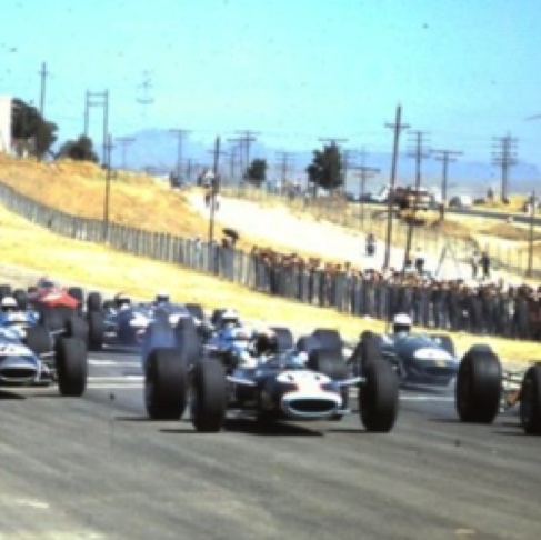 Départ du GP de Barcelone sur le nouveau circuit de Jarama : Stewart en sandwicht entre Hill et Clark Départ du GP de Barcelone sur le nouveau circuit de Jarama : Stewart en sandwicht entre Hill et Clark